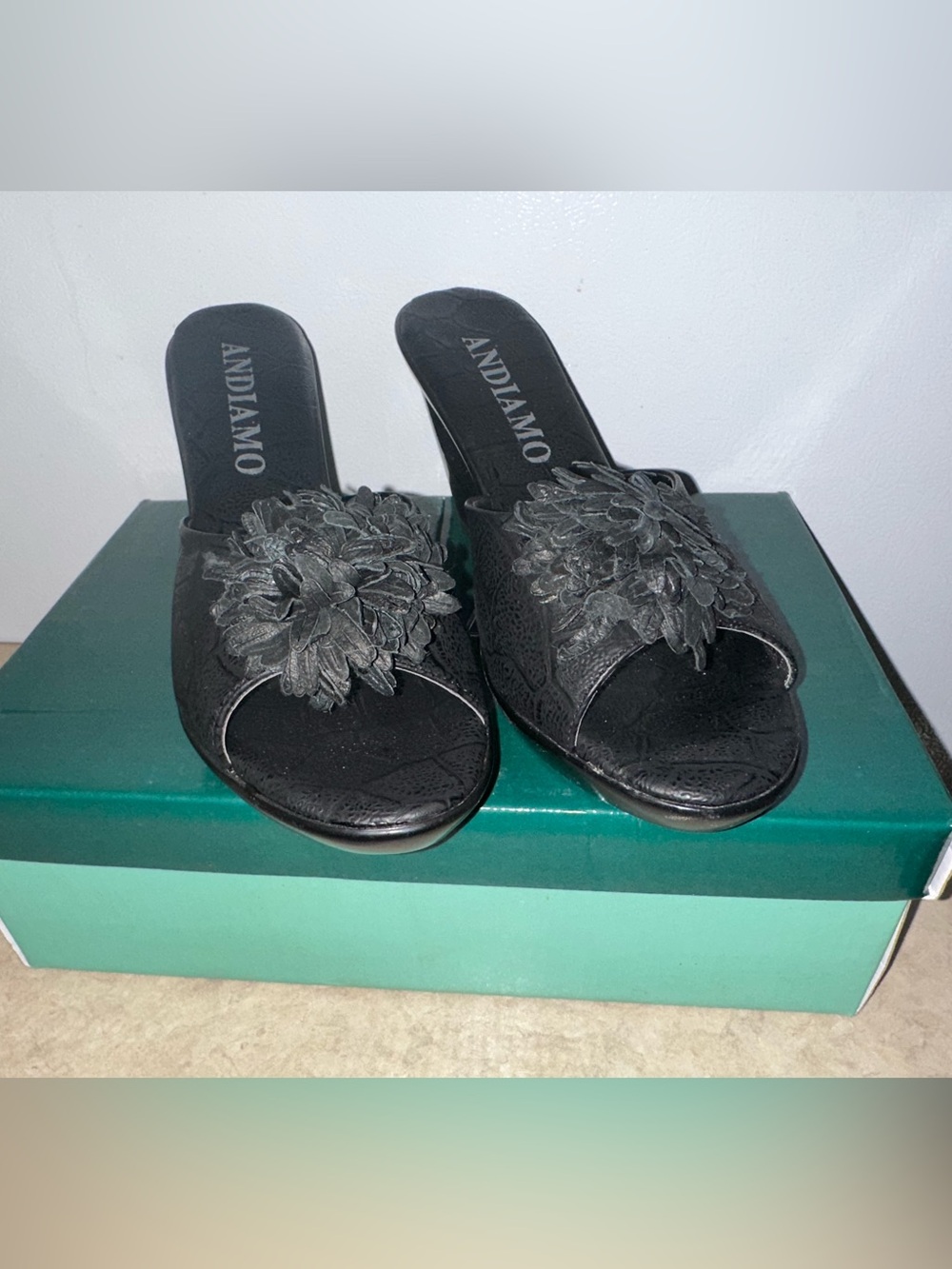 Andiamo “Compare” Women’s Slip On Black Heeled Open Toe Shoe Sz 6.5W